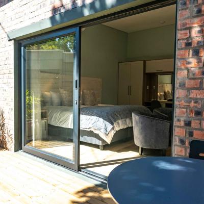 Luxury Accommodation Patio Retreat On Main