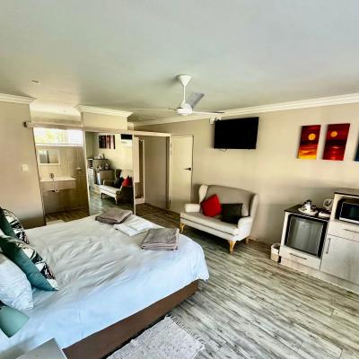 Retreat On Main Pe Accommodation Pool Side Image1