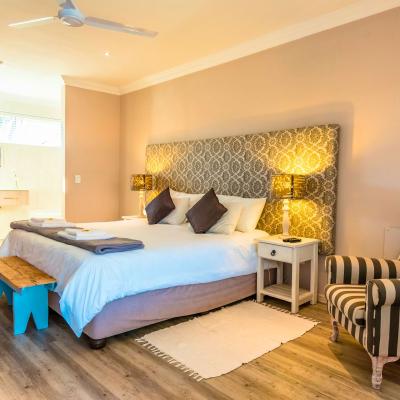 Retreat On Main Pe Accommodation Pool Side Openbath Image1