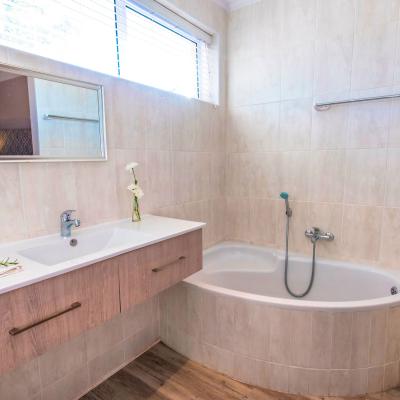 Retreat On Main Pe Accommodation Pool Side Openbath Image3