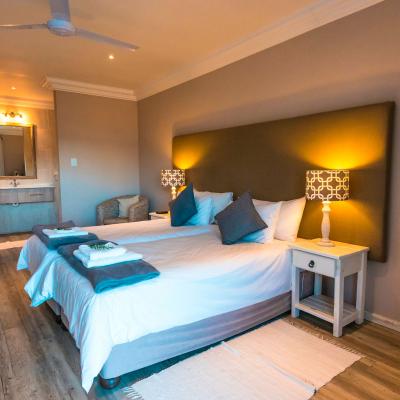 Retreat On Main Pe Accommodation Pool Side Openplan Image2