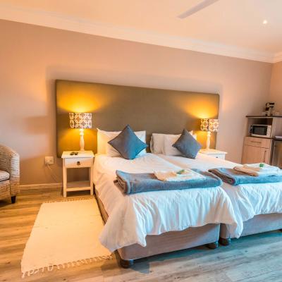 Retreat On Main Pe Accommodation Pool Side Openplan Image3